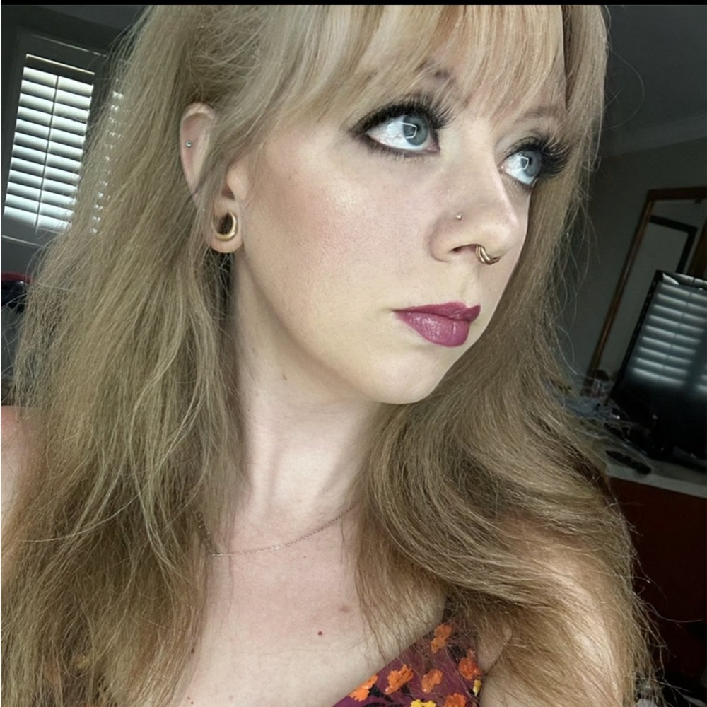 Meet your Posher, Lara